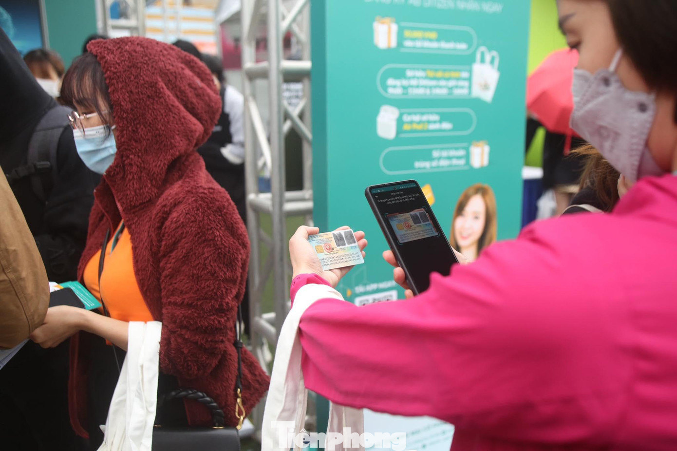 Khách hàng chỉ cần có CMND hoặc CCCD để hoàn thành thủ tục mở thẻ cần thiết.