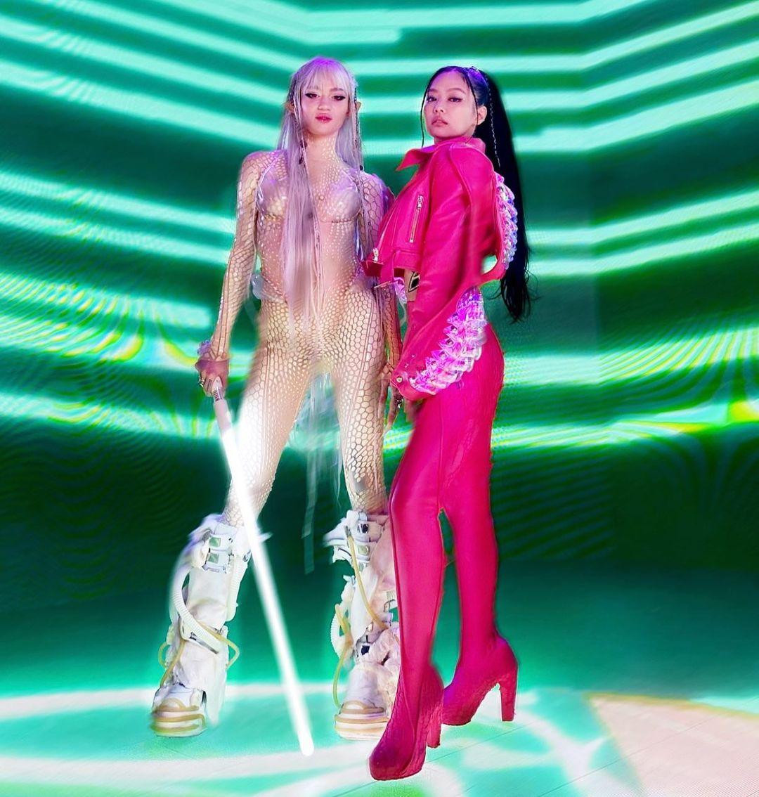 Grimes hóa yêu tinh tóc tím trong bức ảnh chụp cùng siêu sao K-pop Jennie của BlackPink.