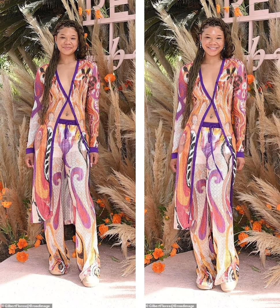 Nữ diễn viên "Nếp gấp thời gian" Storm Reid nổi bật với bộ đồ dài hoa văn màu cam, tím và vàng.