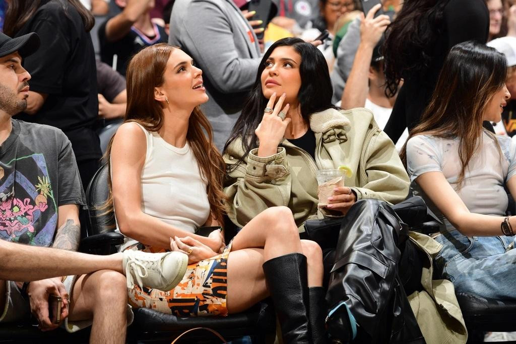 Kendall (trái) và Kylie Jenner cùng đi xem trận đấu bóng rổ giữa hai đội Los Angeles Clippers và Phoenix.