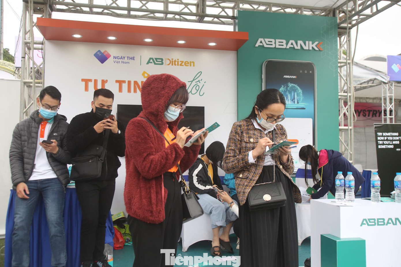 Sau khi mở tài khoản, khách hàng nhận ngay 50.000 đồng vào tài khoản thanh toán, sở hữu túi vải cá tính trong khung giờ vàng 9-11h và 14-16h, cơ hội trúng Air Pod 2 và có số tài khoản trùng số điện thoại.