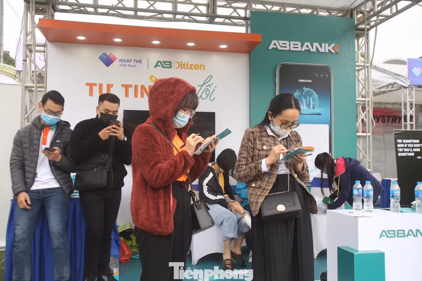 Sau khi mở tài khoản, khách hàng nhận ngay 50.000 đồng vào tài khoản thanh toán, sở hữu túi vải cá tính trong khung giờ vàng 9-11h và 14-16h, cơ hội trúng Air Pod 2 và có số tài khoản trùng số điện thoại.