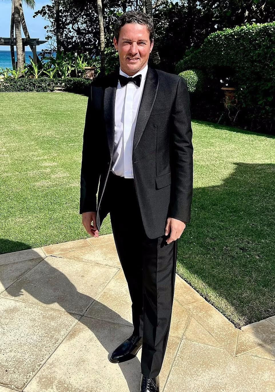 Cha đỡ đầu của Brooklyn, Dave Gardner, trông bảnh bao khi tham dự buổi lễ. Trong khi đó, người cha đỡ đầu khác của đầu bếp trẻ, Elton John, bỏ lỡ sự kiện trọng đại này do bận lịch trình cá nhân.