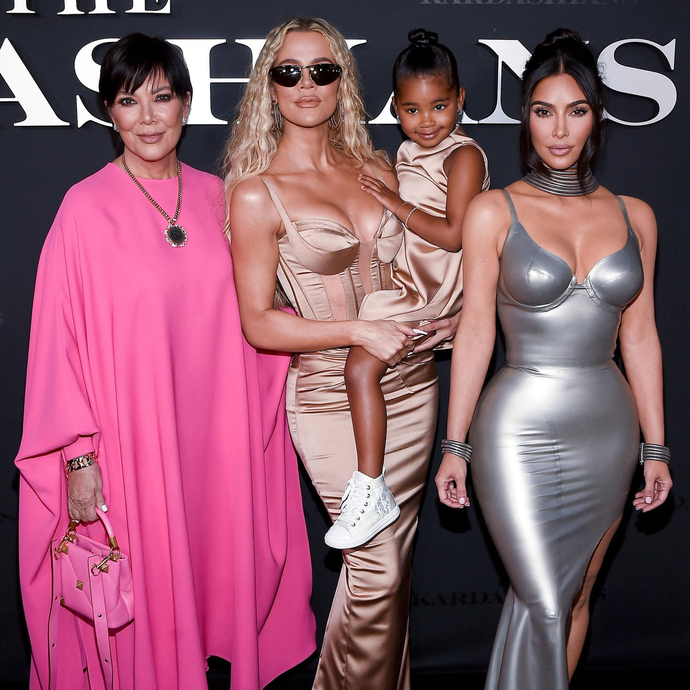 Kim cùng mẹ, em gái và cháu gái tại buổi ra mắt "The Kardashian" vào tuần trước. Kim cùng mẹ, em gái và cháu gái tại buổi ra mắt "The Kardashian" vào tuần trước.