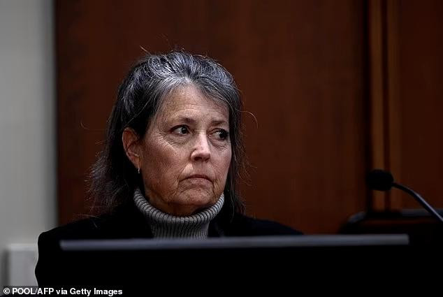 Chị gái Johnny Depp là nhân chứng đầu tiên được triệu tập. Chị gái Johnny Depp là nhân chứng đầu tiên được triệu tập.