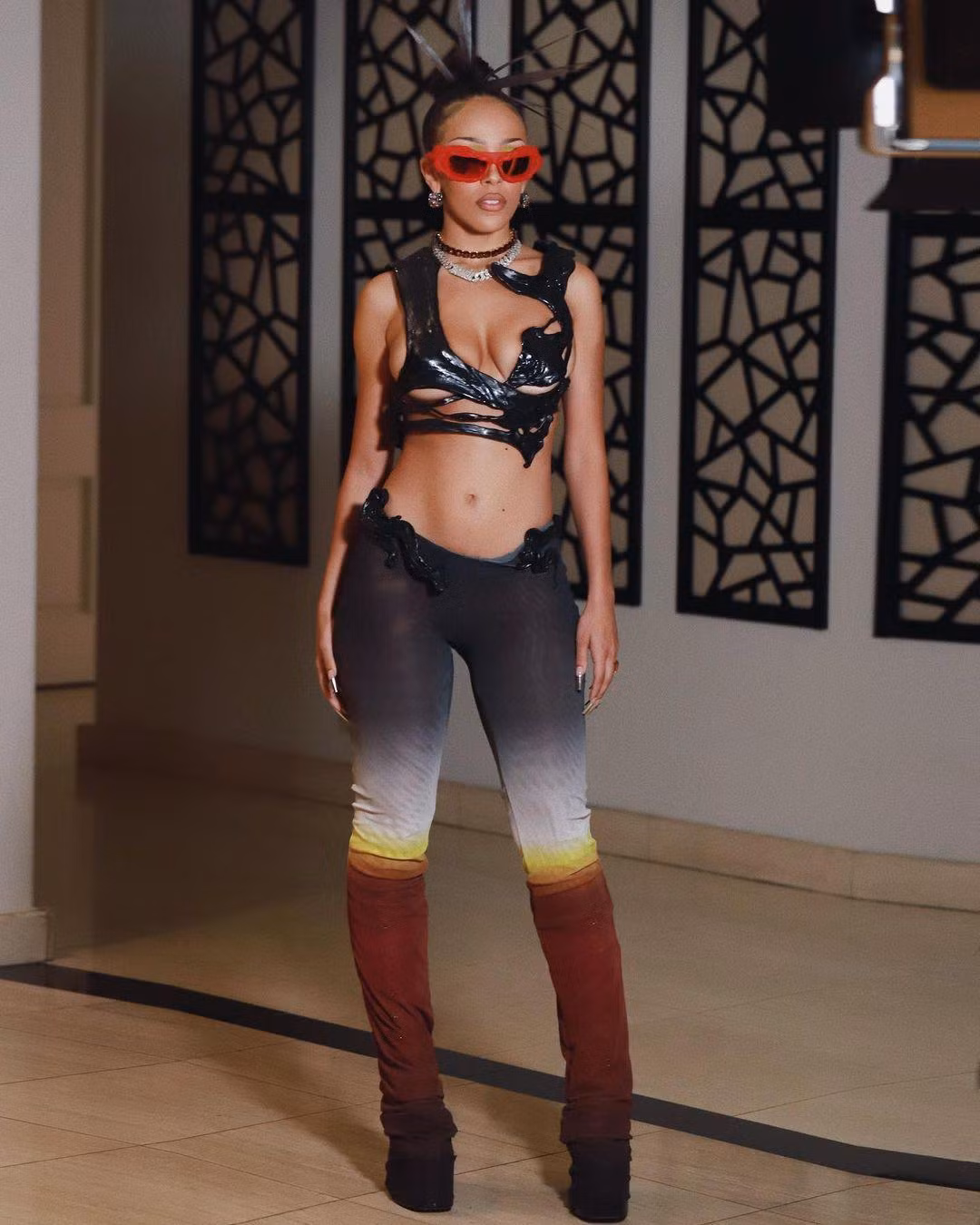 Doja Cat đăng ảnh trên Instagram trước khi biểu diễn tại lễ hội. Cô trông nóng bỏng và cá tính.