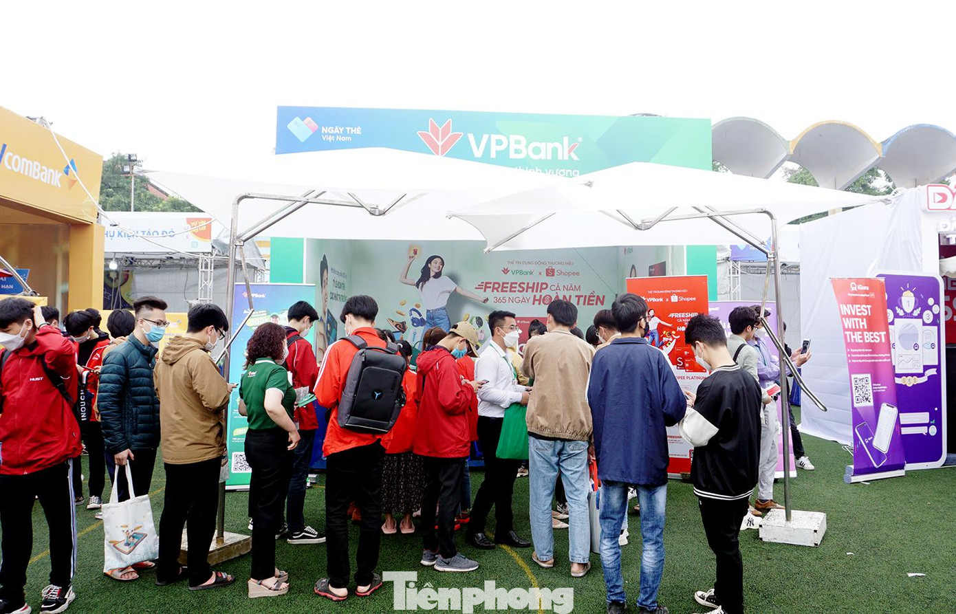 Các bạn trẻ đứng kín trước lối vào gian hàng bởi loạt ưu đãi hấp dẫn khi mở tài khoản của VP Bank.