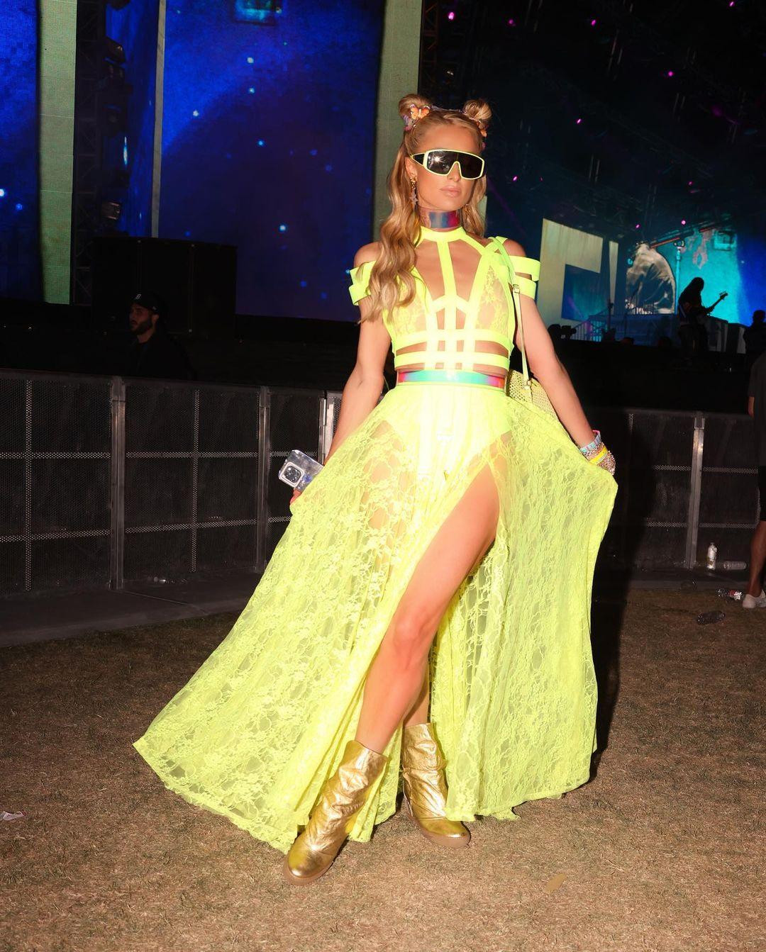 DJ giàu có Paris Hilton nổi bật trong đêm với chiếc váy ren xuyên thấu màu vàng neon.