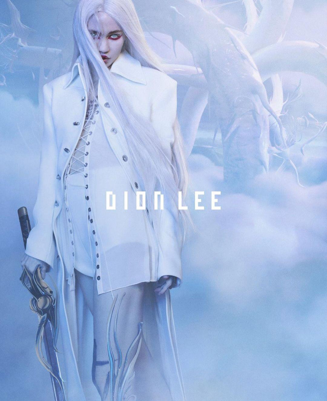 Giọng ca "Shinigami Eyes" đặc biệt thích chiếc áo khoác màu trắng mà cô mặc trong buổi chụp hình bởi vì nó khiến cô trông giống một nhân vật anime phi giới tính.