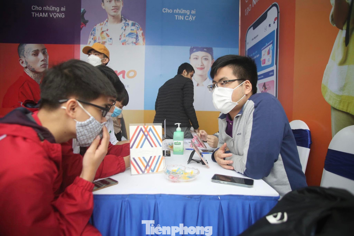 Gian hàng của Timo Bank nhận được sự quan tâm lớn từ các bạn sinh viên. Nhân viên ngân hàng giới thiệu cụ thể các sản phẩm cho khách hàng.