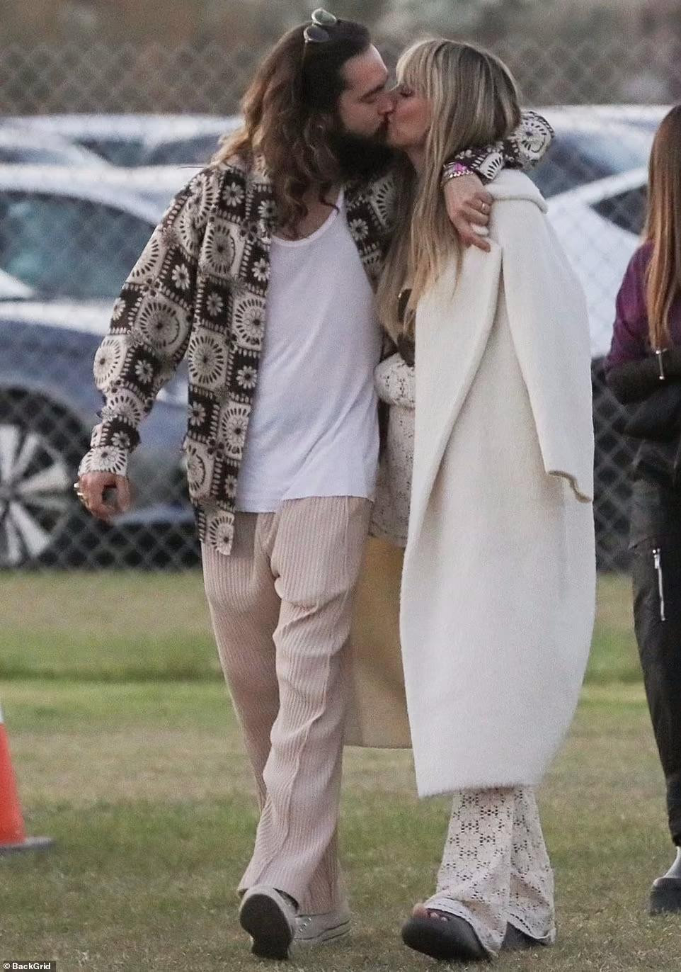 Heidi Klum “khóa môi” chồng kém tuổi, nhạc sĩ Tom Kaulitz.