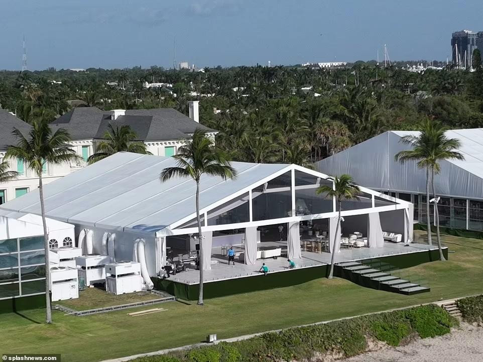 Công nhân hoàn thiện trang trí nội thất của 3 căn lều trắng xa hoa hướng biển vào sáng 9/4 để hôn lễ diễn ra hoàn hảo nhất. Sức chứa tối đa của mỗi căn lều là 1.000 người. Bàn và đồ nội thất ngoài trời do Pablo Oliveira của công ty Nuage Designs đảm nhận. Đây là công ty phụ trách đám cưới của Chelsea Clinton - con gái duy nhất của cựu Tổng thống Mỹ Bill Clinton.