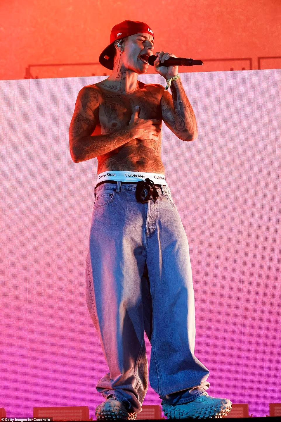 Justin Bieber cởi trần biểu diễn trên sân khấu lễ hội âm nhạc thường niên vào tối 15/4.