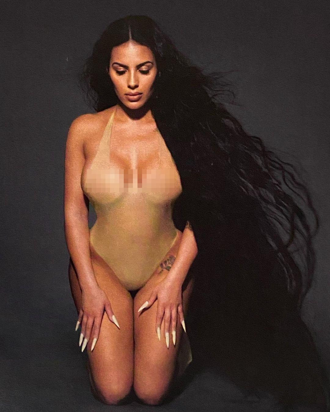 Chaney và Kanye được nhìn thấy xuất hiện cùng nhau tại Soho House ở Malibu vào ngày 1/2 - hai tuần trước khi nam rapper 7x chấm dứt mối quan hệ kéo dài 6 tuần với một bản sao khác của vợ cũ, Julia Fox. Trong khi đó, hồi tuần trước, khi được hỏi có phiền hay cảm thấy kỳ lạ khi Chaney quá giống mình không, bà chủ Skims trả lời "không". "Tôi chỉ muốn anh ấy hạnh phúc và cô ấy dường như là người ngọt ngào nhất", cô chia sẻ trên chương trình "Not Skinny Not Fat".