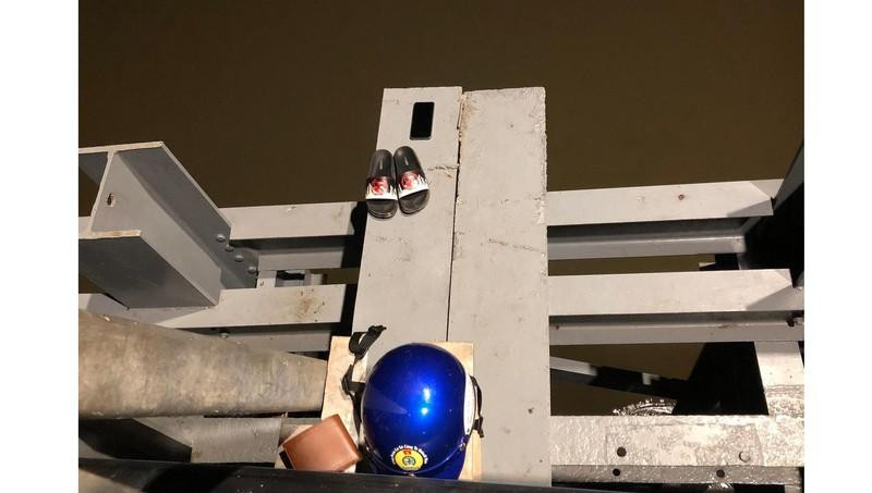 Hiện trường vụ thiếu niên sinh năm 2006 nhảy cầu rồi tự bơi vào. Hiện trường vụ thiếu niên sinh năm 2006 nhảy cầu rồi tự bơi vào.