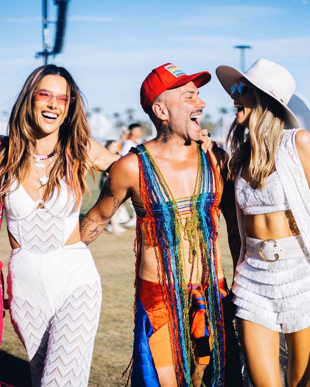 Alessandra Ambrosio diện jumpsuit trắng cắt khoét gợi cảm. Cô dự lễ hội âm nhạc thường niên với hội bạn thân.