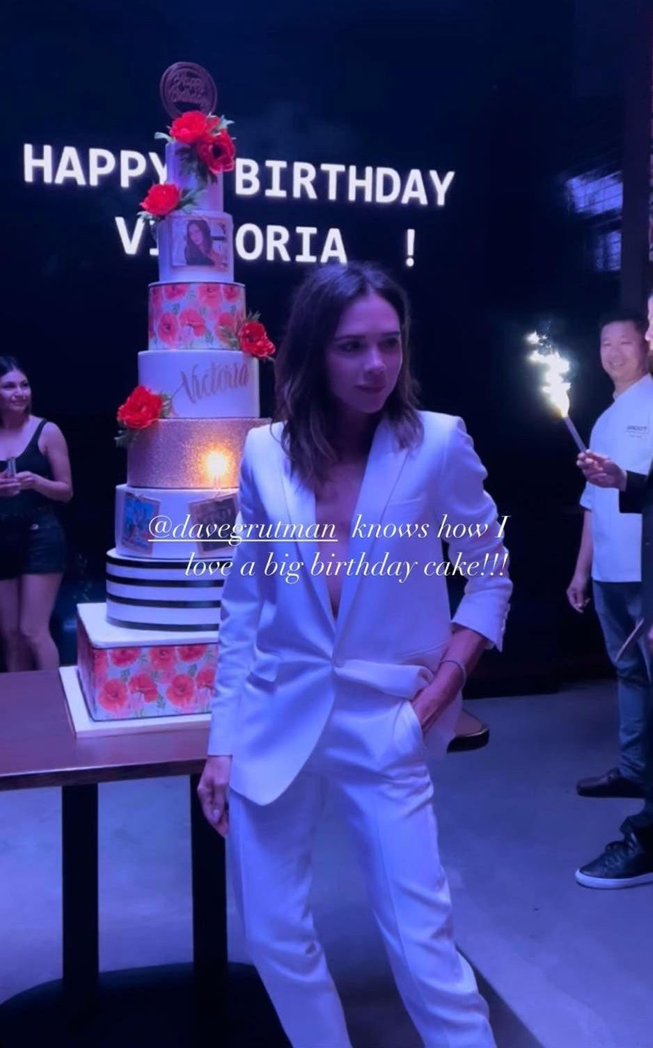 Bà mẹ bốn con diện mốt "quên" nội y tạo dáng bên chiếc bánh sinh nhật 7 tầng do bạn thân David Grutman chuẩn bị. Trên Instagram Story, Victoria chia sẻ lại khoảnh khắc này, kèm dòng chú thích: "David Grutman biết cách khiến tôi yêu một cái bánh sinh nhật lớn".