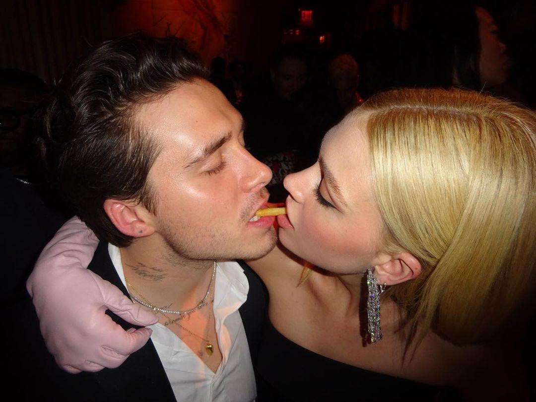 Riêng cậu cả Brooklyn dường như đang say đắm trong tuần trăng mật. Đầu bếp sinh năm 1999 không chia sẻ ảnh về mẹ, không gửi lời chúc, thay vào đó là đăng bức ảnh cùng bà xã ăn chung miếng khoai tây chiên.