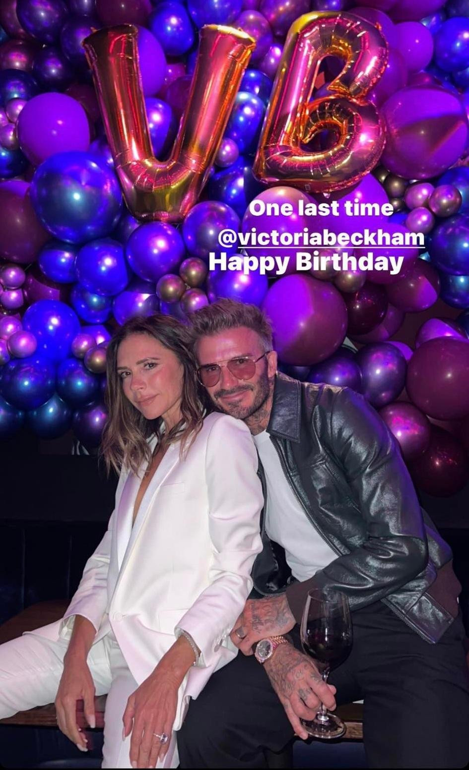 Cuối cùng, ông bố 4 con "chốt" chuỗi lời chúc bằng bức ảnh tựa vào vai vợ, kèm chú thích: "Lần cuối cùng, chúc mừng sinh nhật Victoria Beckham".