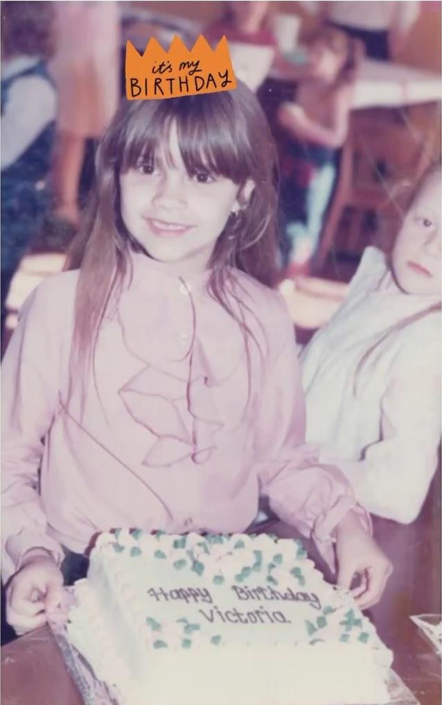 Trước đó, Victoria đăng lại bức ảnh đón sinh nhật năm 9 tuổi. Bức ảnh lập tức gây "bão" mạng, với gần 3,3 triệu lượt "Thích". Ngoài những lời chúc, dân mạng đều dành lời khen cho vẻ ngoài đáng yêu của bé Victoria.