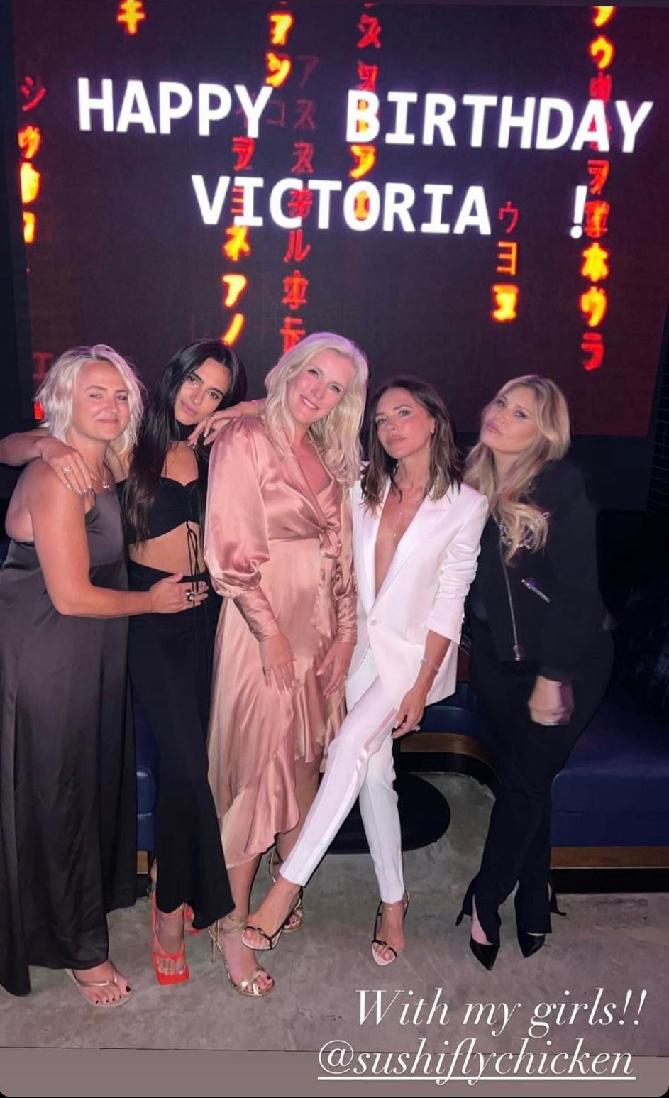 “Mừng sinh nhật đặc biệt với gia đình và những người bạn thân của tôi. Tôi yêu mọi người rất nhiều David, Romeo, Cruz và Harper Seven. Cảm thấy rất may mắn khi có những người tốt bụng và yêu thương như vậy trong cuộc sống của tôi ở Miami. Cảm ơn bạn Dave Grutman và Isabela Grutman vì tình yêu và lòng tốt. Chúng tôi yêu các bạn”, Victoria viết trên trang cá nhân.