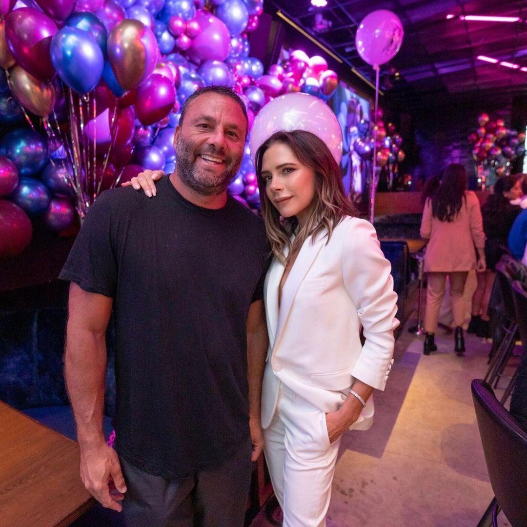 Victoria khoác vai David Grutman thân thiết. Được biết, ông là chủ sở hữu kiêm đối tác của nhiều nhà hàng và câu lạc bộ đêm nổi tiếng ở Miami.