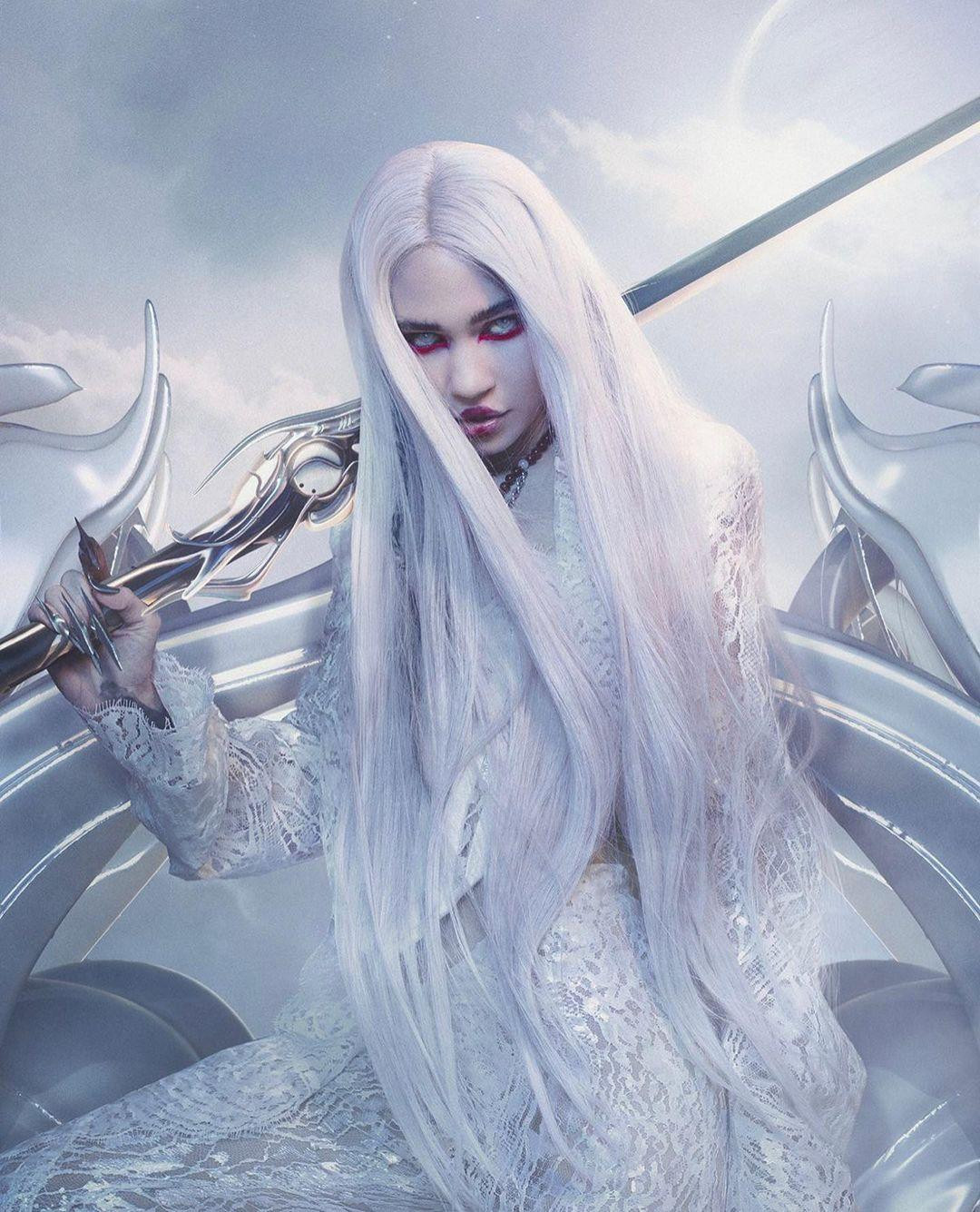 Mới đây, nữ ca sĩ Grimes đăng lên Instagram bộ ảnh cô chụp trong chiến dịch mùa xuân năm 2022 của nhà thiết kế thời trang người Úc Dion Lee. Trong ảnh, người đẹp 34 tuổi hóa thân thành yêu tinh với mái tóc trắng và đôi mắt đỏ diện loạt trang phục tông trắng chủ đạo.