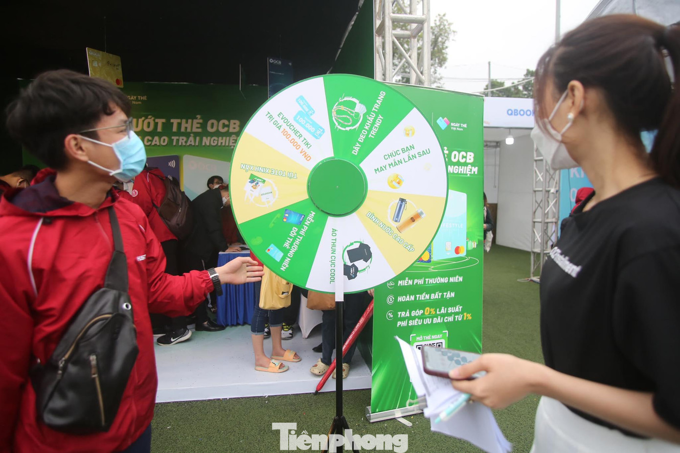 Ngoài trải nghiệm mở thẻ, người đến gian hàng của OCB còn được chơi trò chơi vòng quay may mắn, với nhiều giải thưởng thiết thực như voucher mua sắm, áo phông, bình nước...