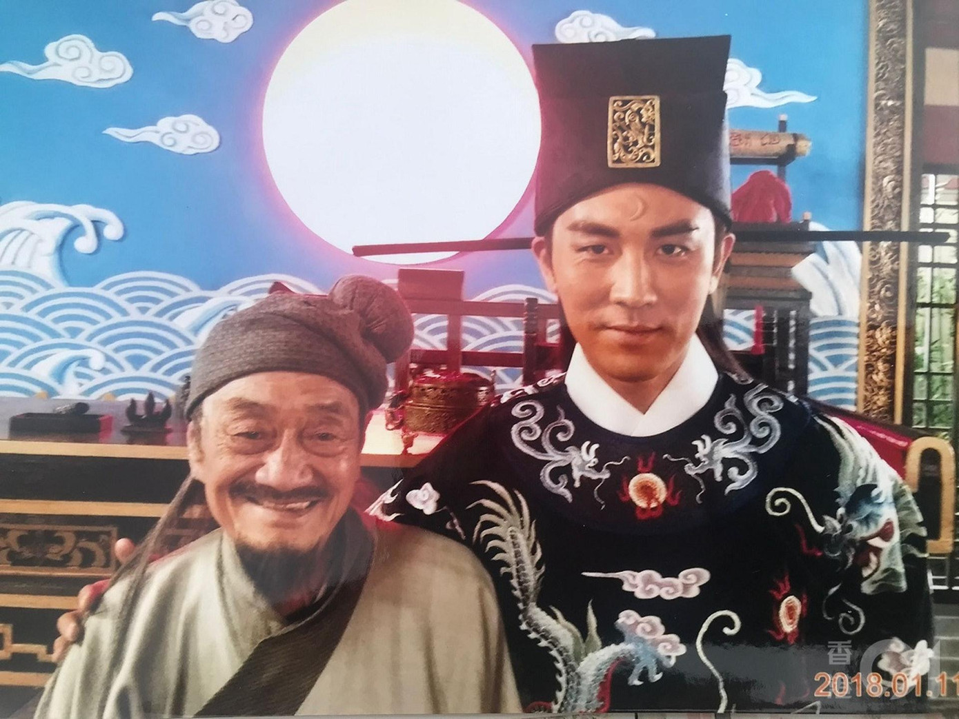 Ông được đánh giá là diễn viên cam thảo quan trọng của làng giải trí xứ Cảng Thơm.