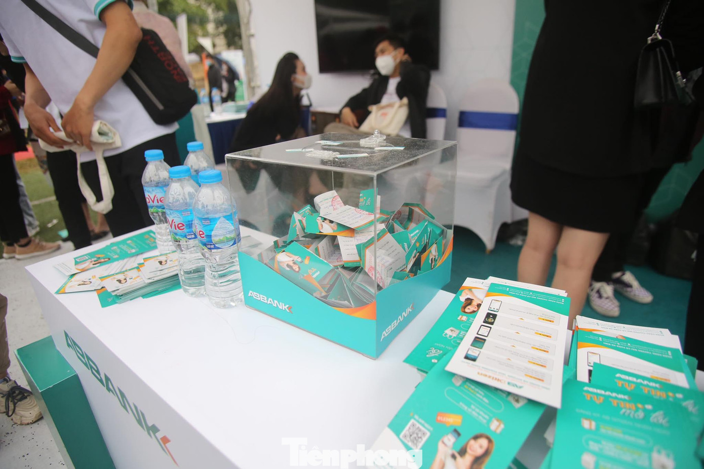 Giải thưởng là Air Pod 2 sành điệu.