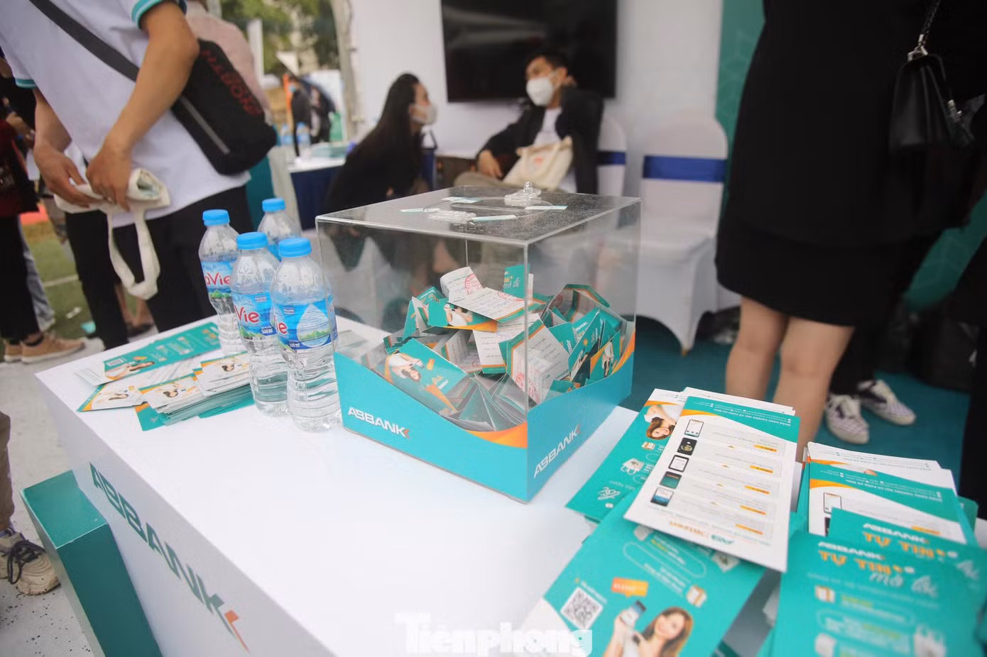 Giải thưởng là Air Pod 2 sành điệu.