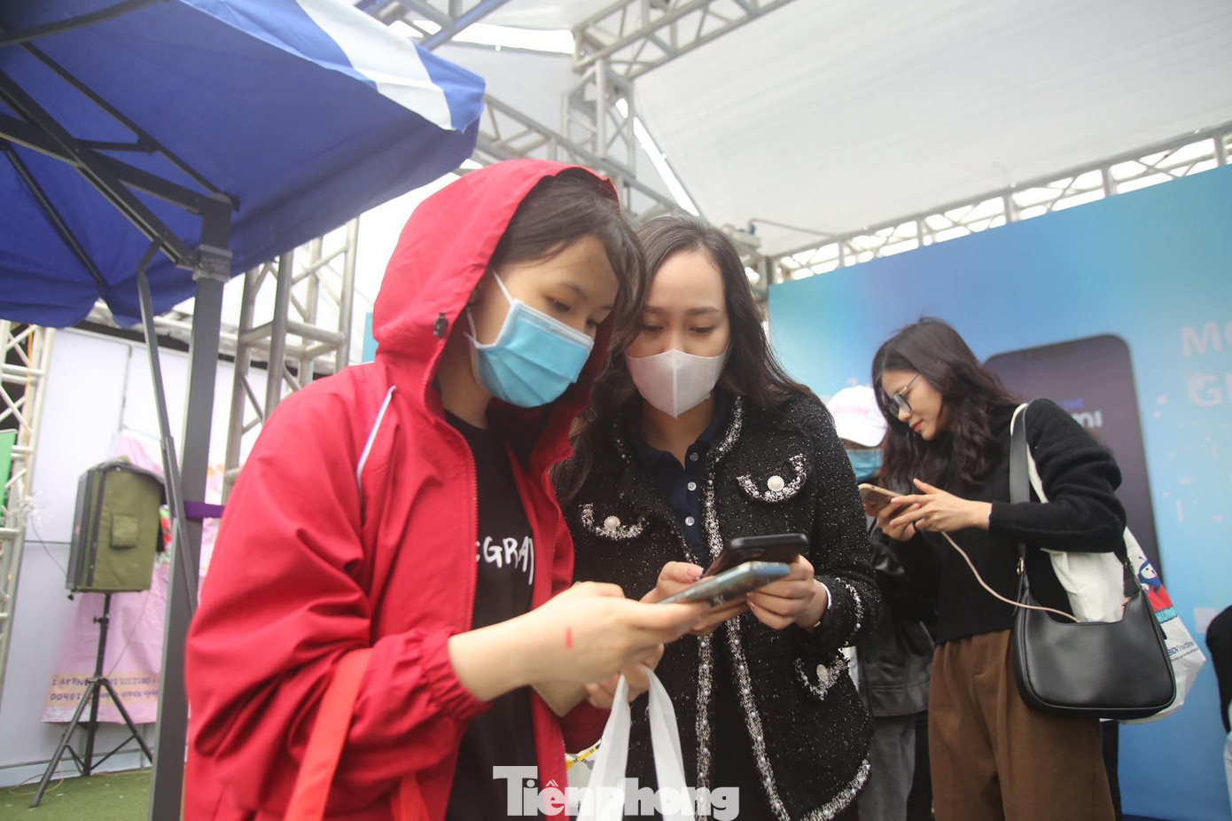 Nhiều sinh viên tải ứng dụng mobile banking "digimi” của Viet Capital Bank về điện thoại để trải nghiệm thanh toán số nhanh chóng, tức thì và đơn giản nhất.