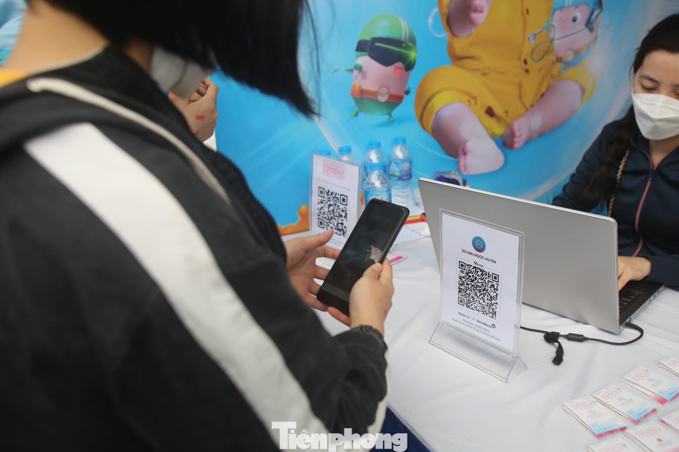 Trong Ngày Thẻ Việt Nam 2022, khách hàng mua sản phẩm của Dược Việt Đức thanh toán nhanh gọn, tiện ích bằng công nghệ quét mã QR.