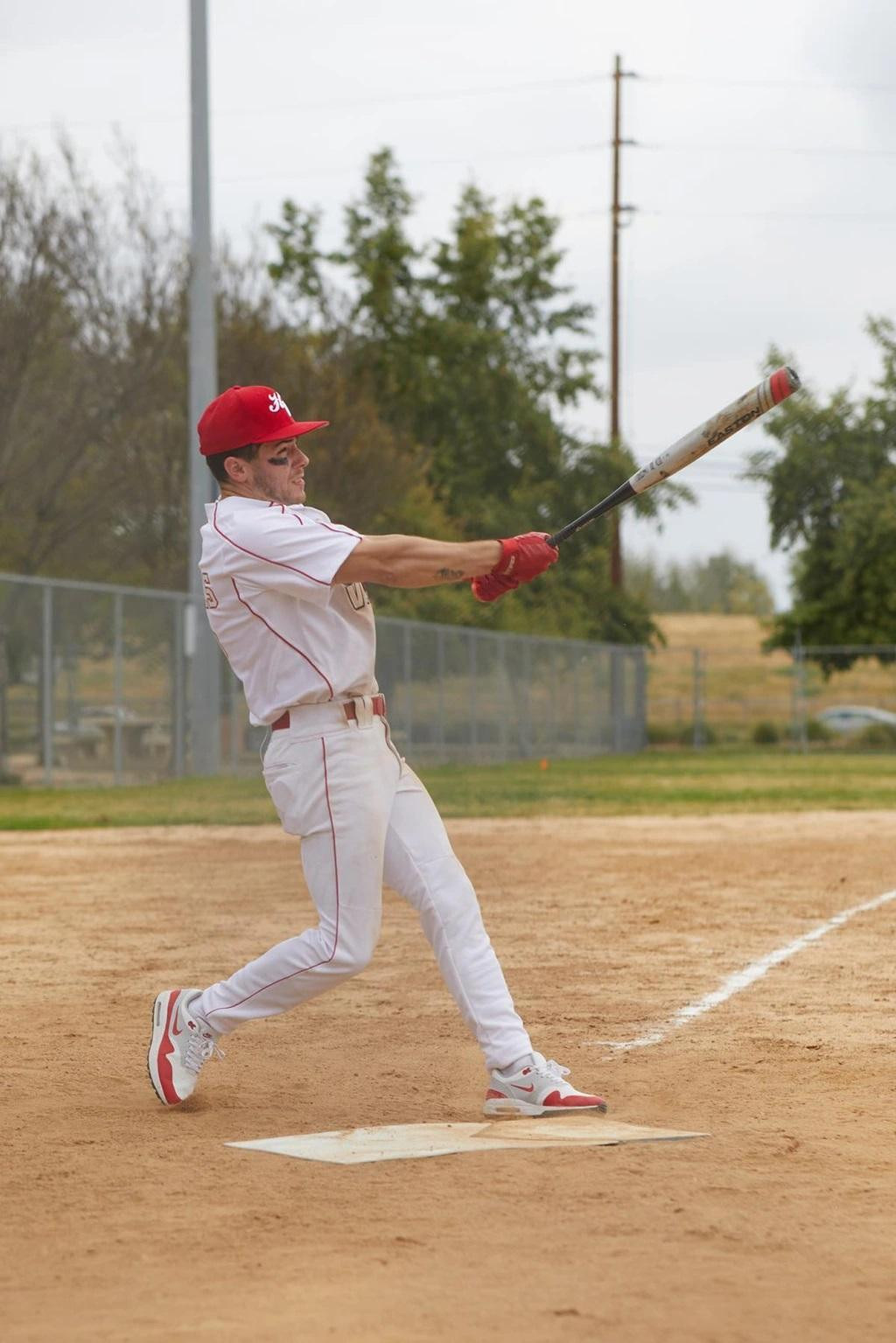 Nick Jonas trông giống như một tuyển thủ bóng chày chuyên nghiệp.