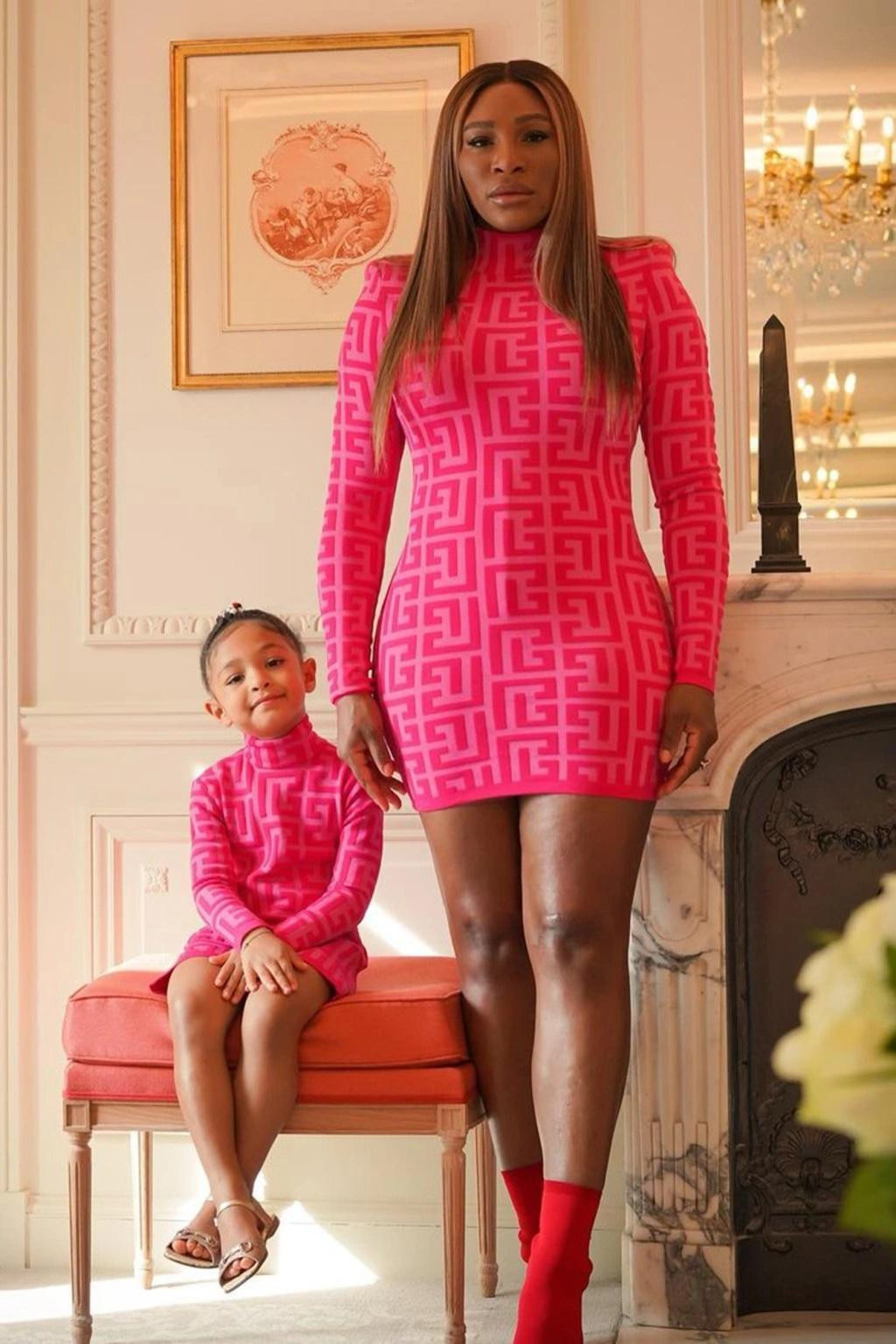 Huyền thoại quần vợt Serena Williams và con gái 4 tuổi Alexis mặc đồ đôi.