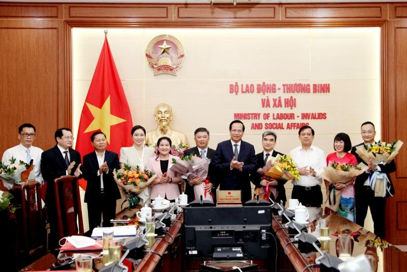 Bộ trưởng Đào Ngọc Dung cùng các lãnh đạo Bộ LĐ-TB&amp;XH chúc mừng các đồng chí vừa được điều động, bổ nhiệm nhận nhiệm vụ mới.