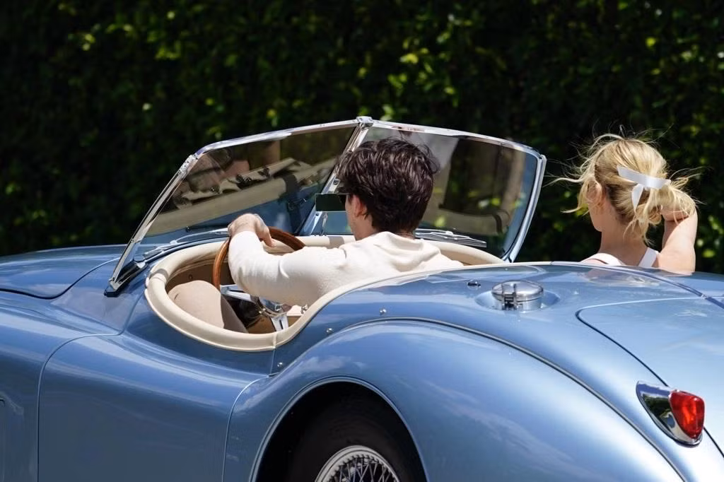 Cặp tân hôn đến tiệc sáng trên một chiếc xe Jaguar XK150S 1958 màu xanh nhạt. Cặp tân hôn đến tiệc sáng trên một chiếc xe Jaguar XK150S 1958 màu xanh nhạt.