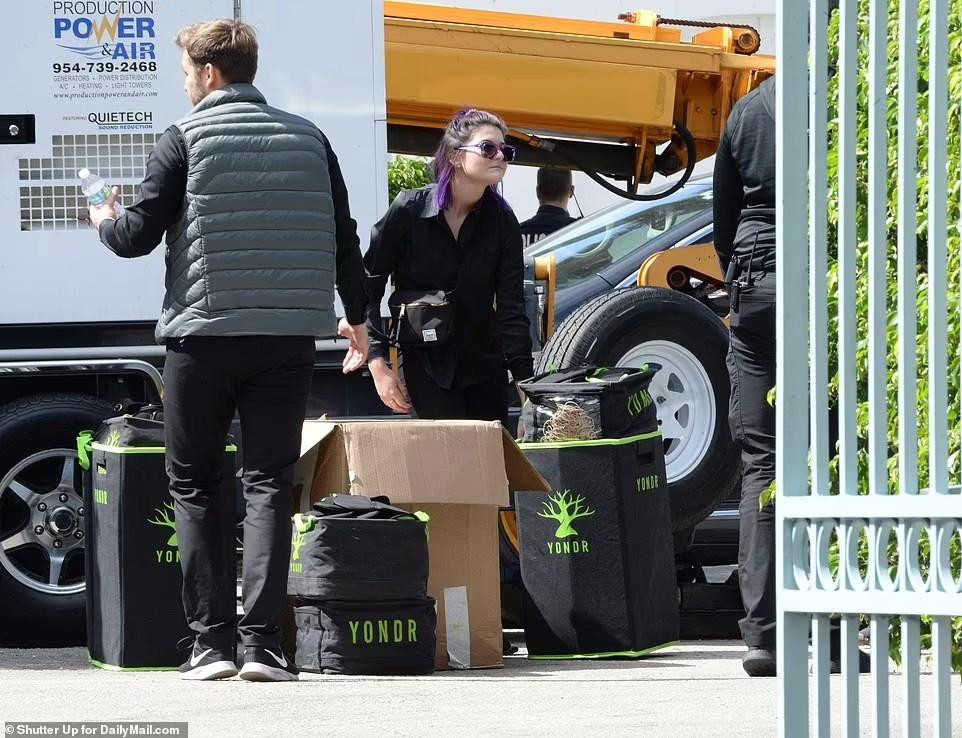 Trong khi các vị khách dùng bữa, các đơn vị tổ chức hôn lễ bắt đầu thu dọn đồ đạc.