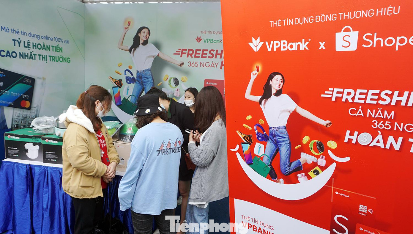 Bên cạnh các loại thẻ Platium Cashback, Lady, Stepup, VP Bank còn ra mắt thẻ Super Shopee Platium, có loạt ưu đãi hấp dẫn trên trang mua sắm thương mại điện tử Shopee, trong đó có freeship cả năm và hoàn tiền trong 365 ngày.