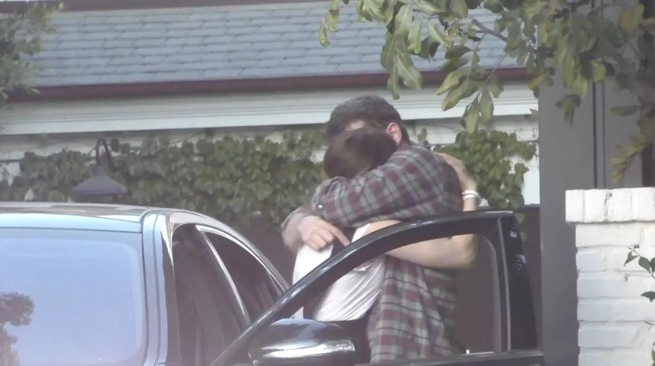 Sau vài lần cố gắng truyền tải hết những gì cần nói, Ben mới vòng tay ôm vị hôn thê và đáp trả cô bằng nụ hôn cuồng nhiệt hơn. Sau vài lần cố gắng truyền tải hết những gì cần nói, Ben mới vòng tay ôm vị hôn thê và đáp trả cô bằng nụ hôn cuồng nhiệt hơn.