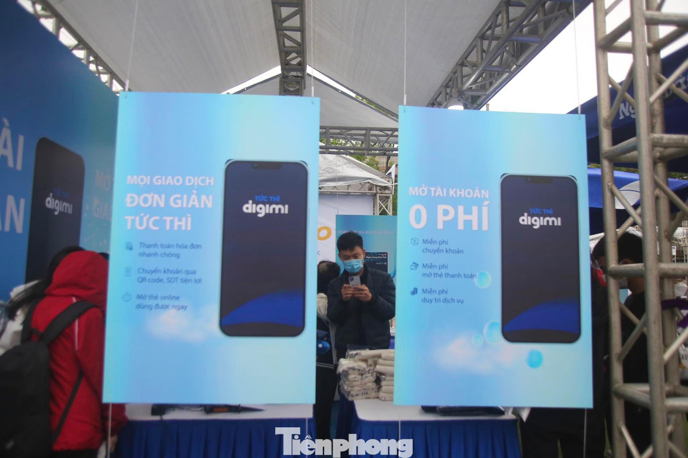 Gian hàng treo các tấm quảng cáo để giới thiệu đến khách hàng những tính năng có được khi trải nghiệm mở thẻ của Viet Capital Bank như mở tài khoản ngay trên ứng dụng, chuyển/nhận tiền bằng việc quét/tạo mã QR, thanh toán mọi loại hóa đơn, mở khóa thẻ, gửi tiết kiệm... Hơn thế, khách hàng không hề mất phí khi mở tài khoản.