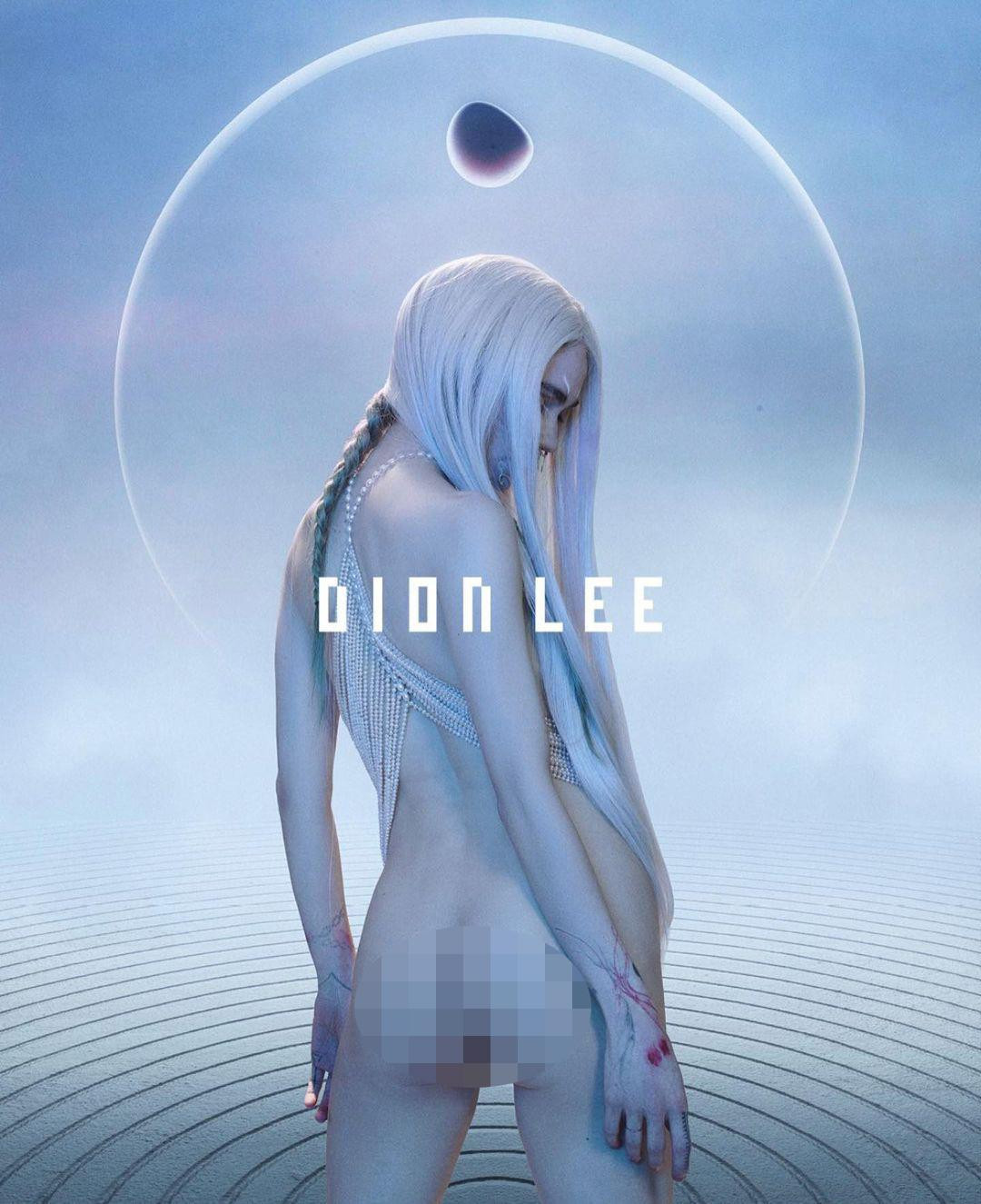 Trong một bức ảnh, bà mẹ hai con không ngại khỏa thân, quay lưng về phía ống kính, trên cơ thể chỉ đeo món trang sức ngọc trai. Hồi tháng 1, Grimes từng tiết lộ đang thực hiện một nhiệm vụ để có một cơ thể người ngoài hành tinh hoàn chỉnh, được bao phủ bởi một lớp mực trắng. Dự án thời trang với Dion Lee có thể là nhiệm vụ mà cô đề cập đến.