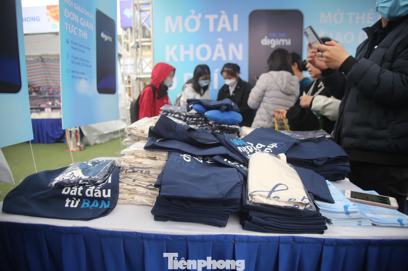 Các bạn trẻ đặc biệt thích thú với túi tote của Viet Capital Bank bởi thiết kế cơ bản, dễ sử dụng và chắc chắn.