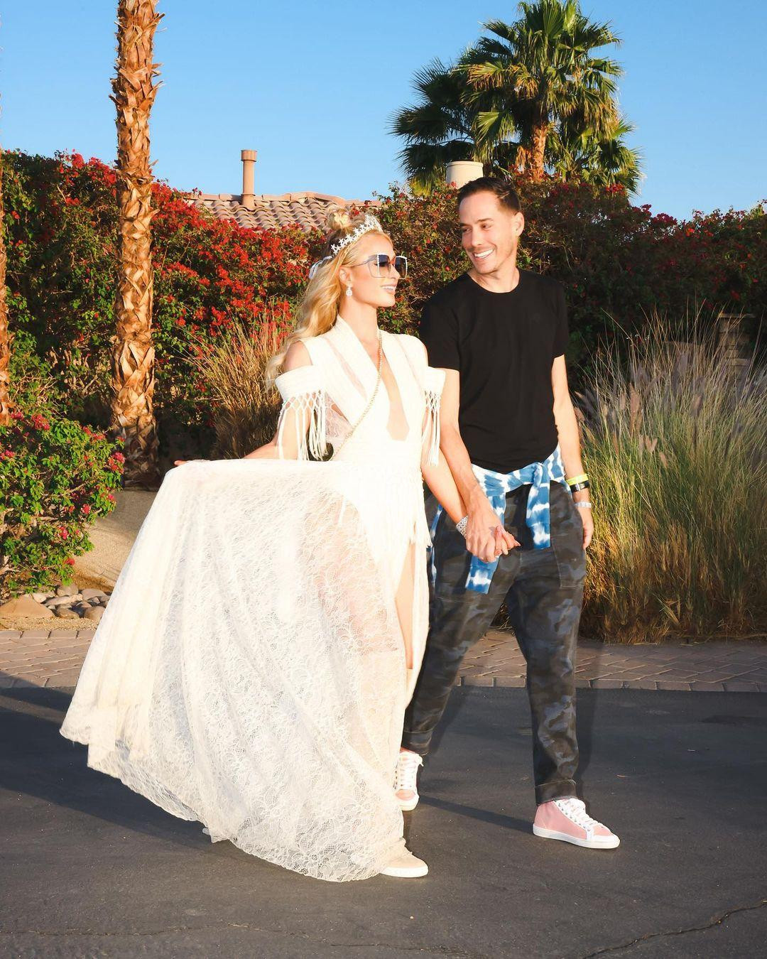 Trong khi Reum mặc trang phục đơn giản, ngôi sao truyền hình thực tế Mỹ kiêu kỳ với váy trắng tua rua xuyên thấu, đội vương miện và đeo loạt trang sức đắt giá.