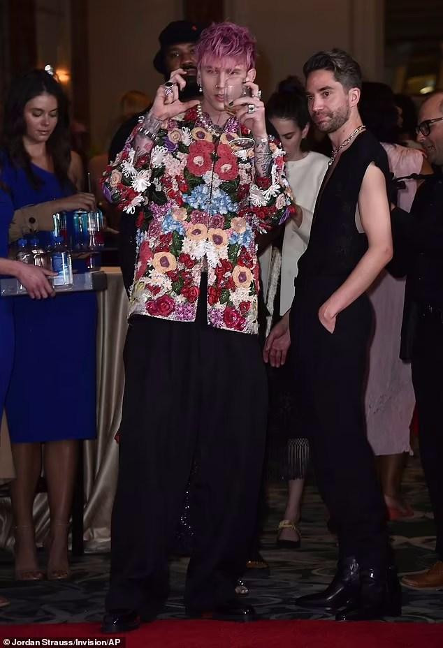 Machine Gun Kelly rực rỡ hơn vị hôn thê khi mặc áo hoa và nhuộm tóc hồng. Machine Gun Kelly rực rỡ hơn vị hôn thê khi mặc áo hoa và nhuộm tóc hồng.