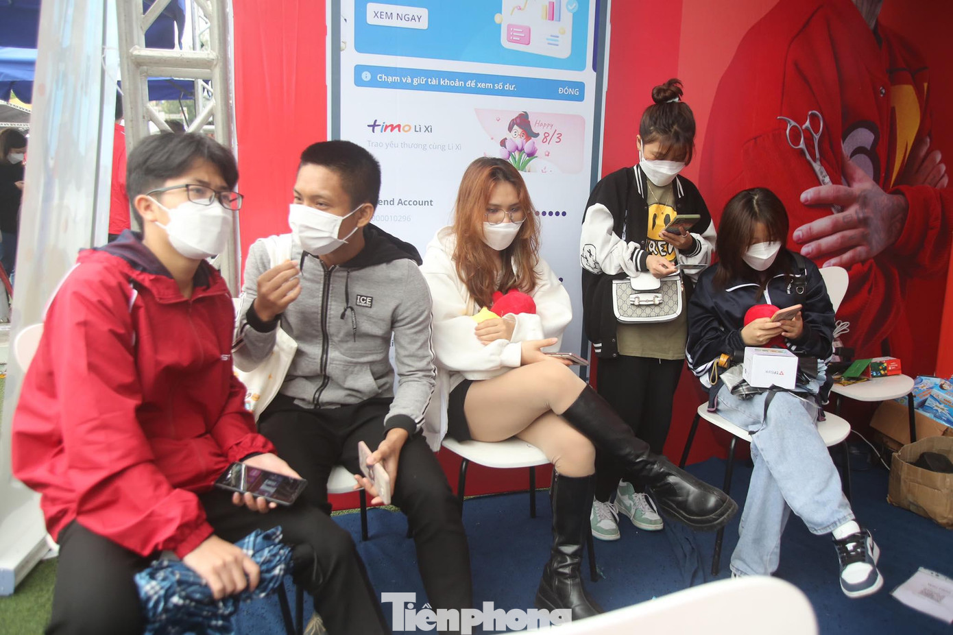 Chỉ cần có điện thoại thông minh và thao tác quét mã QR, các bạn sinh viên có ngay tài khoản của Timo Bank với loạt tiện ích ưu việt.