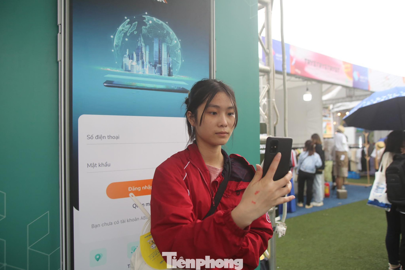 Các thao tác mở thẻ đều hoàn toàn thực hiện trên điện thoại thông minh, có sử dụng công nghệ nhận diện khuôn mặt.