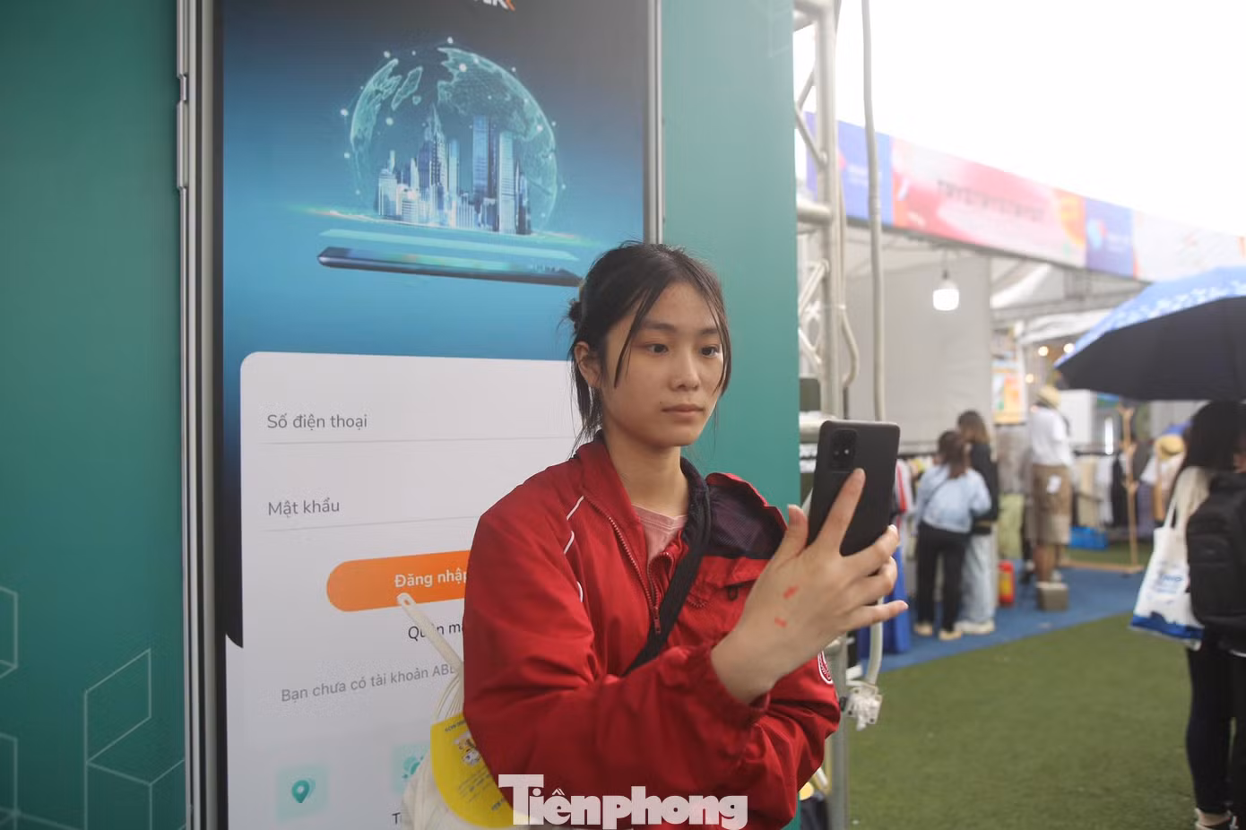Các thao tác mở thẻ đều hoàn toàn thực hiện trên điện thoại thông minh, có sử dụng công nghệ nhận diện khuôn mặt.