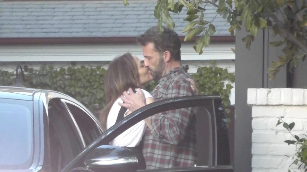 Ngay khi Ben vừa mở cửa bước xuống khỏi xe, J.Lo lập tức vòng tay ôm hôn anh thắm thiết. Ngay khi Ben vừa mở cửa bước xuống khỏi xe, J.Lo lập tức vòng tay ôm hôn anh thắm thiết.