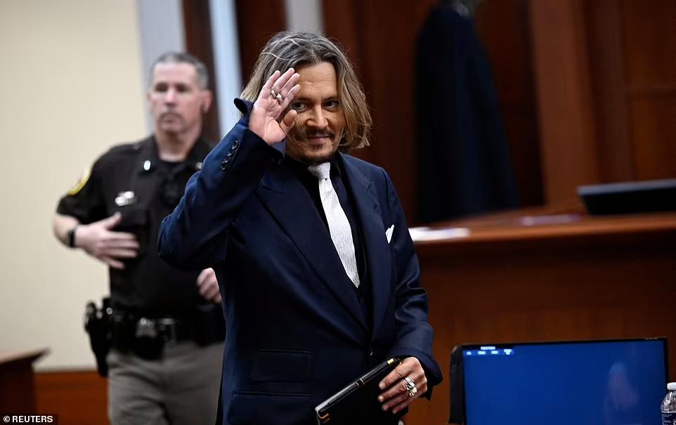 Johnny Depp chào giới truyền thông trước khi phiên tòa bắt đầu. Johnny Depp chào giới truyền thông trước khi phiên tòa bắt đầu.